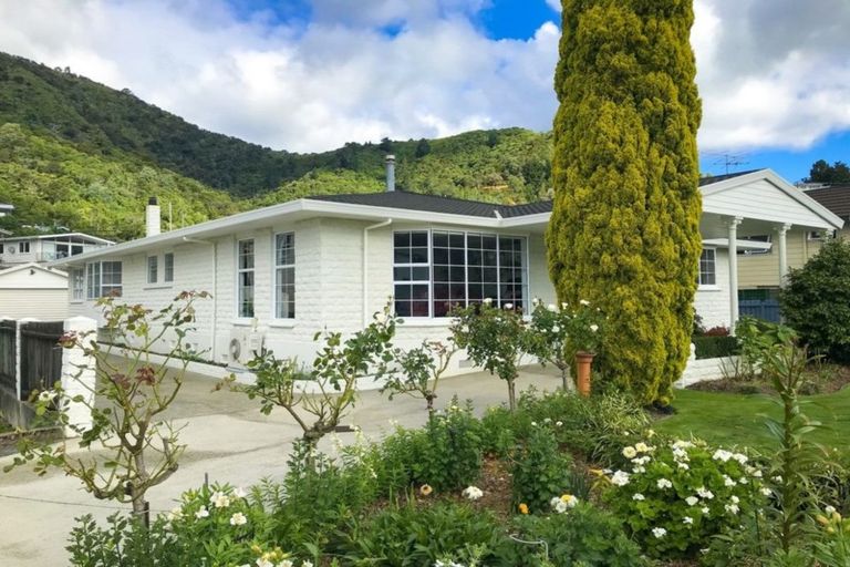 Photo of property in 40-42 Waikawa Road, Picton, 7220