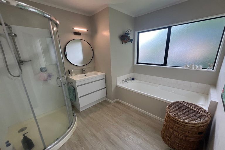 Photo of property in 15 Pinewood Grove, Botany Downs, Auckland, 2010