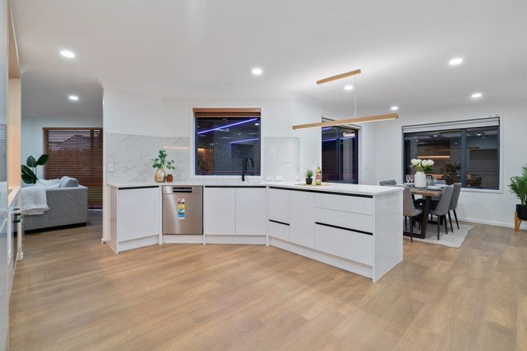 Photo of property in 12 Hocken Place, Mangere Bridge, Auckland, 2022