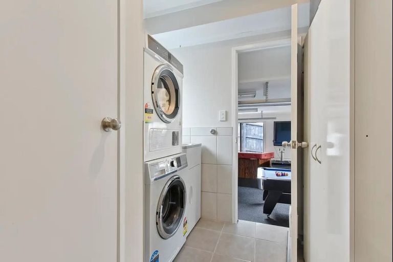 Photo of property in 46 Kingsclere Place, Goodwood Heights, Auckland, 2105