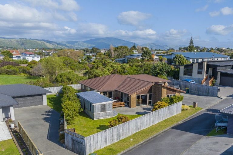 Photo of property in 28 Simpson Crescent, Raumati Beach, Paraparaumu, 5032