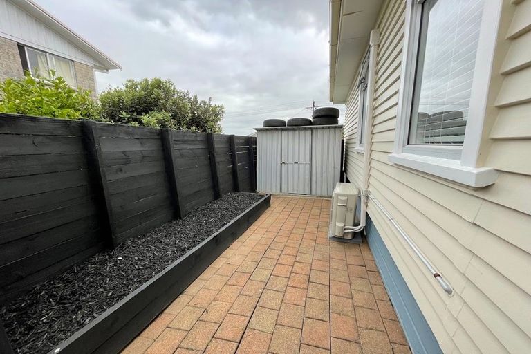 Photo of property in 1 Marlene Avenue, Te Atatu South, Auckland, 0610