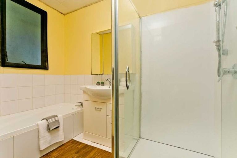 Photo of property in 2/22 Devonshire Road, Unsworth Heights, Auckland, 0632