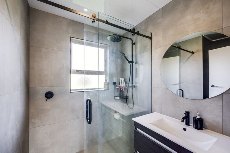 Photo of property in 37 Tait Drive, Greenmeadows, Napier, 4112