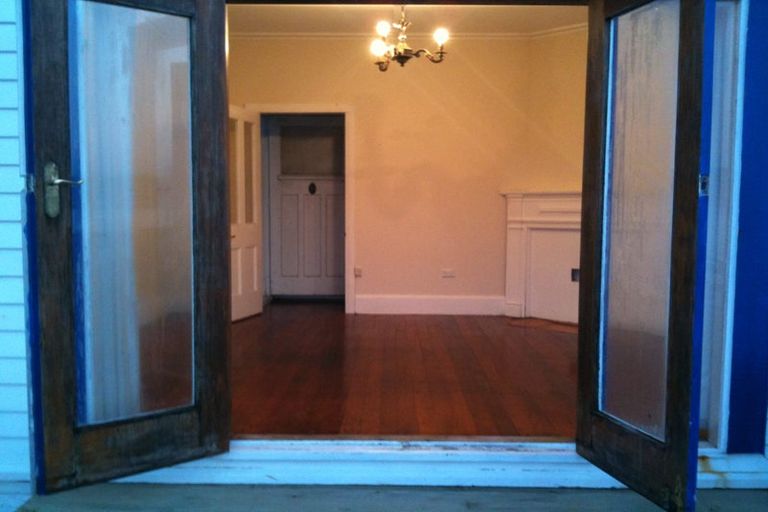 Photo of property in 404 Queens Drive, Lyall Bay, Wellington, 6022