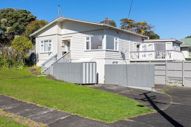 Photo of property in 11 Craigbank Avenue, New Lynn, Auckland, 0600