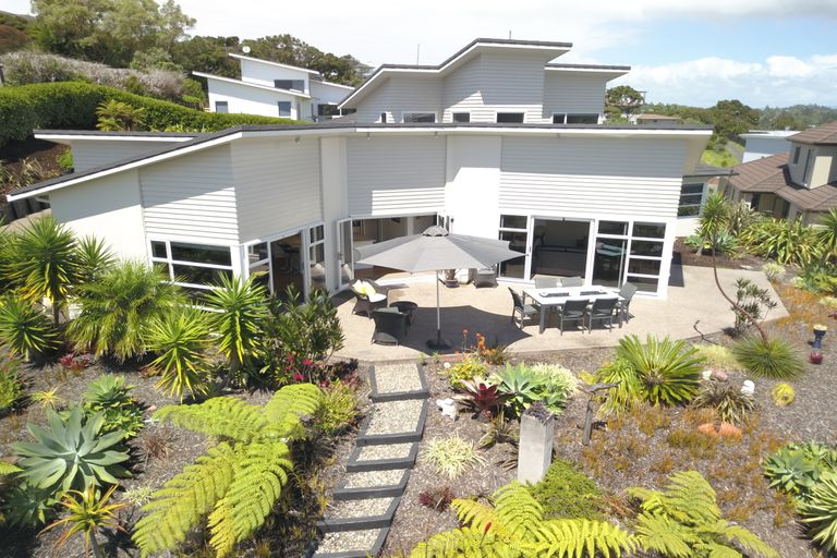 Photo of property in 215d Schnapper Rock Road, Schnapper Rock, Auckland, 0632
