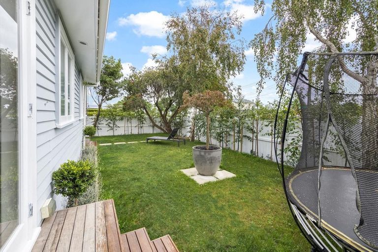 Photo of property in 24 Walmer Road, Point Chevalier, Auckland, 1022