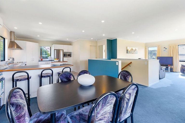 Photo of property in 2 Whitianga View, Paremata, Porirua, 5024