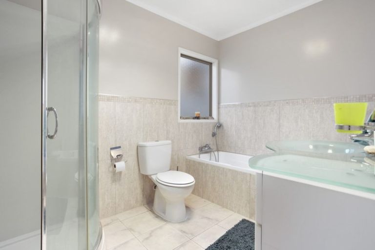 Photo of property in 12 Valley Fields Place, Pukekohe, 2120