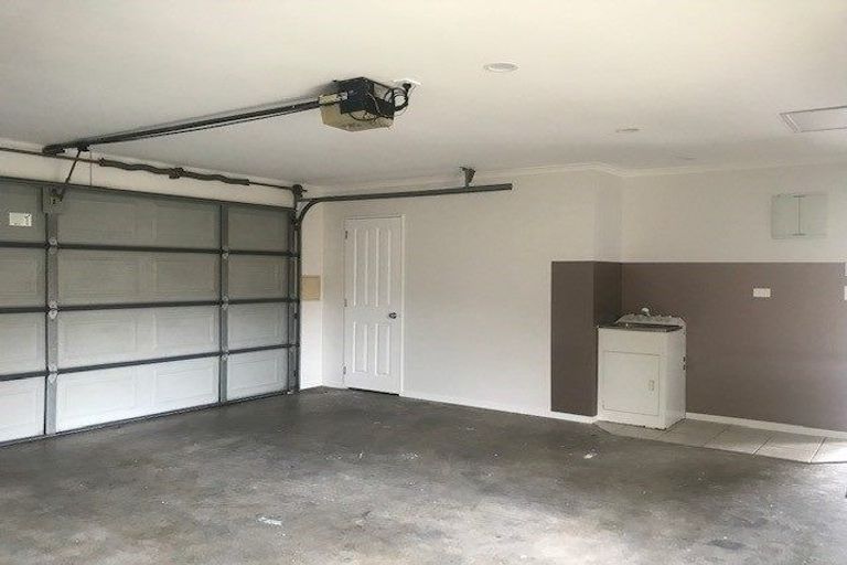 Photo of property in 1 Belcoo Crescent, East Tamaki, Auckland, 2013