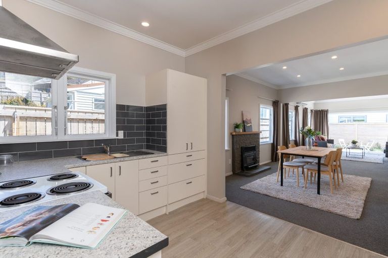 Photo of property in 7b Romney Square, Tawa, Wellington, 5028