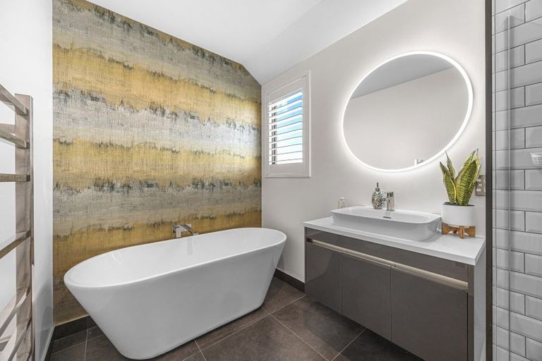 Photo of property in 8 Parkridge Place, Mount Pleasant, Christchurch, 8081