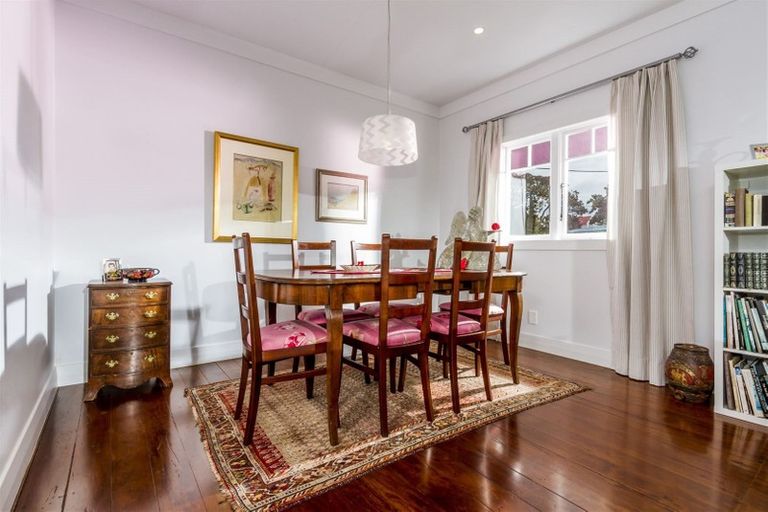 Photo of property in 18 William Bond Street, Stanley Point, Auckland, 0624