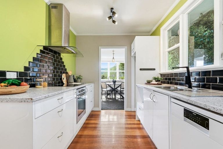 Photo of property in 16 Manor Drive, Stokes Valley, Lower Hutt, 5019