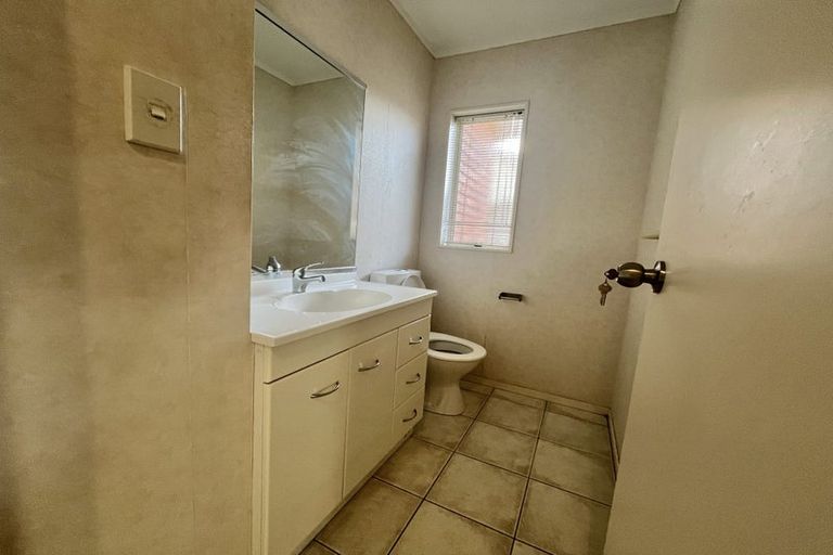 Photo of property in 2 Birchlea Rise, Goodwood Heights, Auckland, 2105