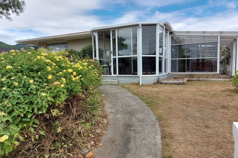 Photo of property in 18 Rewarewa Crescent, Waikanae, 5036
