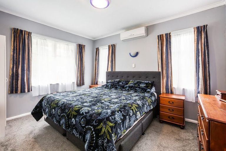 Photo of property in 32 Raroa Terrace, Tawa, Wellington, 5028