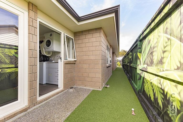 Photo of property in 8 Larmer Drive, Kumeu, 0810
