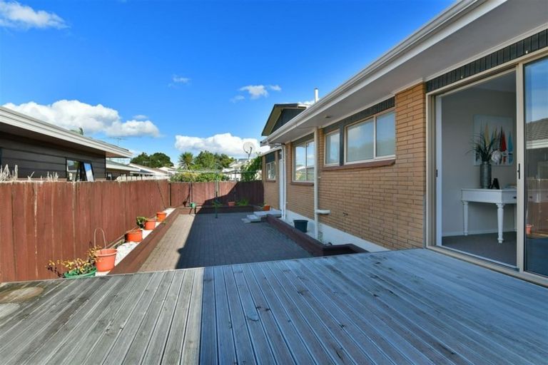 Photo of property in 2/24 Tamariki Avenue, Kelston, Auckland, 0602