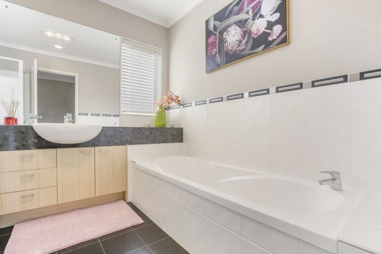 Photo of property in 30 Baverstock Road, Flat Bush, Auckland, 2016
