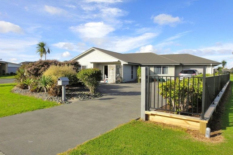 Photo of property in 2 Ara Kahika Lane, One Tree Point, 0118