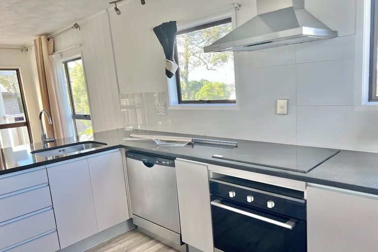 Photo of property in 2/260 Sunset Road, Windsor Park, Auckland, 0632