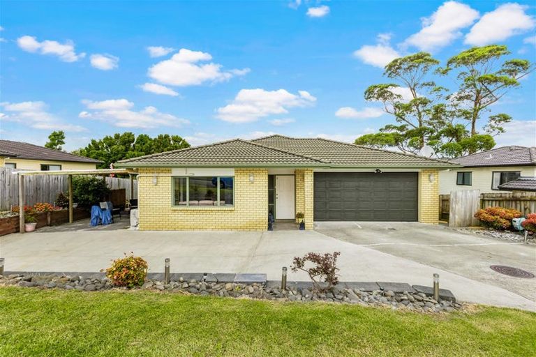 Photo of property in 22 Gordon Stanley Drive, Massey, Auckland, 0614