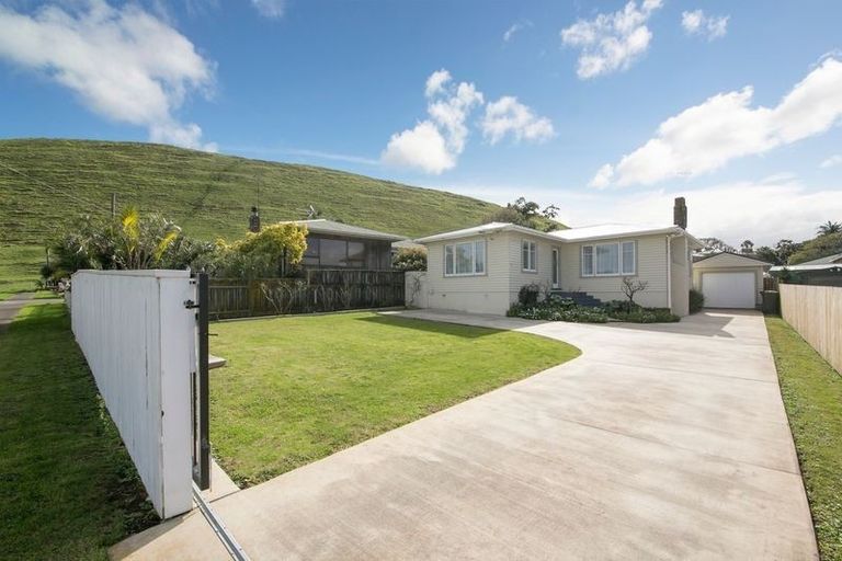 Photo of property in 17 Putini Road, Mangere Bridge, Auckland, 2022