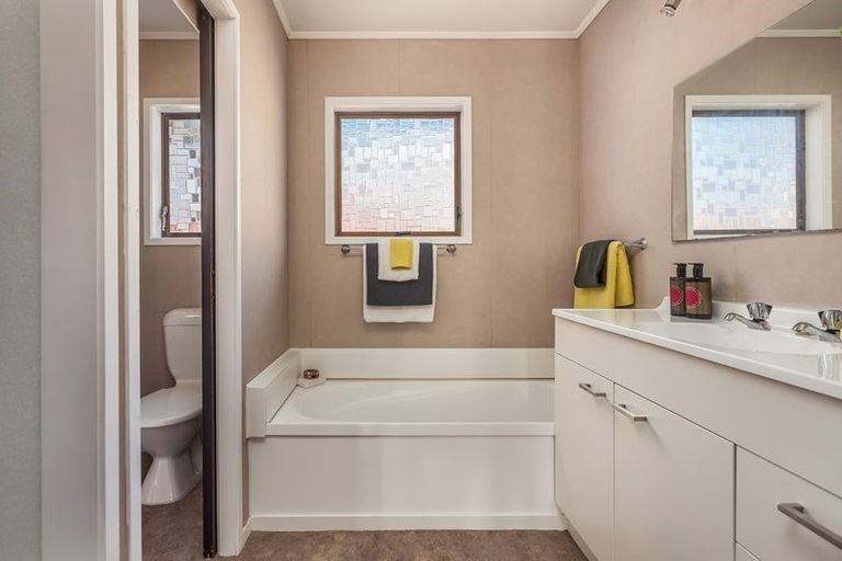 Photo of property in 85 Kiwi Esplanade, Mangere Bridge, Auckland, 2022