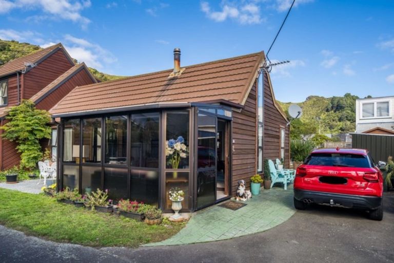 Photo of property in 3a Pukatea Street, Eastbourne, Lower Hutt, 5013