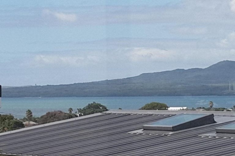 Photo of property in 2/22 Tobruk Crescent, Milford, Auckland, 0620