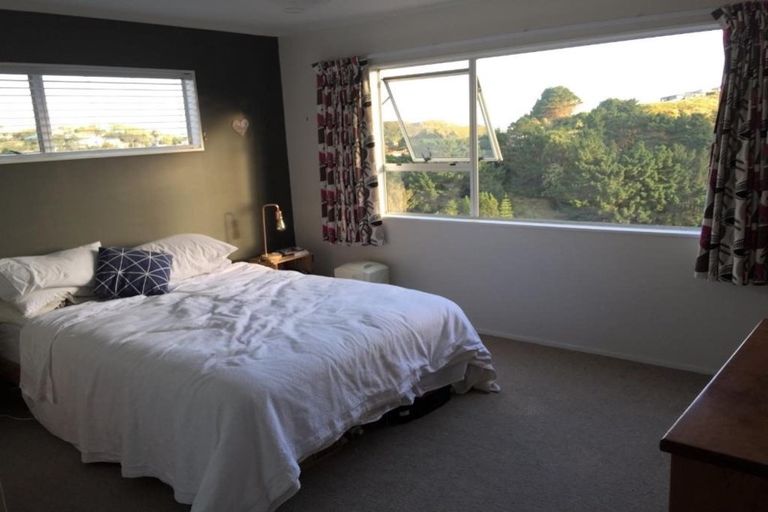 Photo of property in 18a Cheltenham Terrace, Newlands, Wellington, 6037