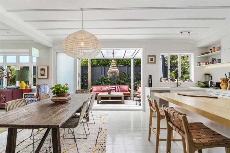 Photo of property in 5 Turnbull Road, Narrow Neck, Auckland, 0624