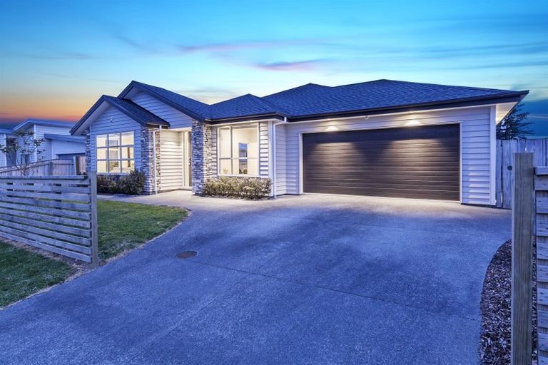 Photo of property in 17 Aporo Drive, Kumeu, 0810