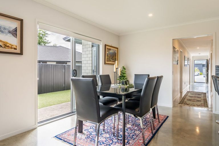 Photo of property in 14 Passchendaele Grove, Trentham, Upper Hutt, 5018