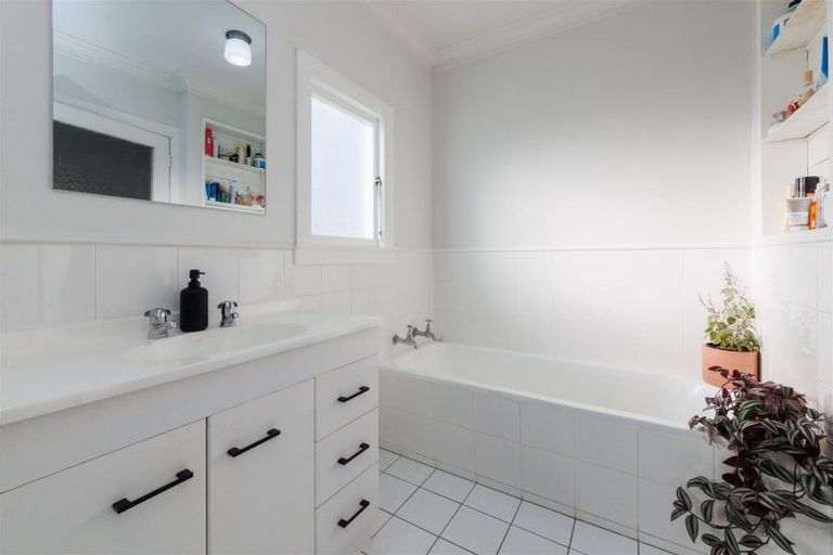 Photo of property in 41 Pahiatua Street, Hokowhitu, Palmerston North, 4410