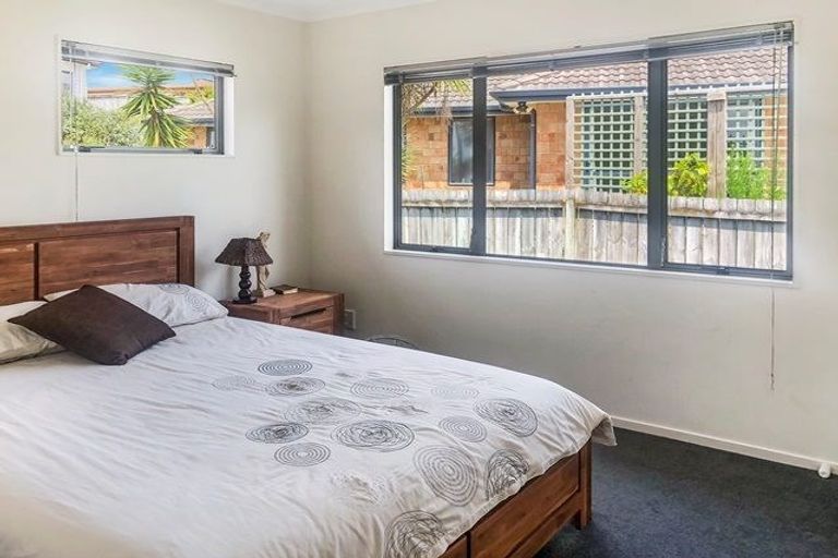 Photo of property in 1 Thomas Hamer Place, Greenhithe, Auckland, 0632