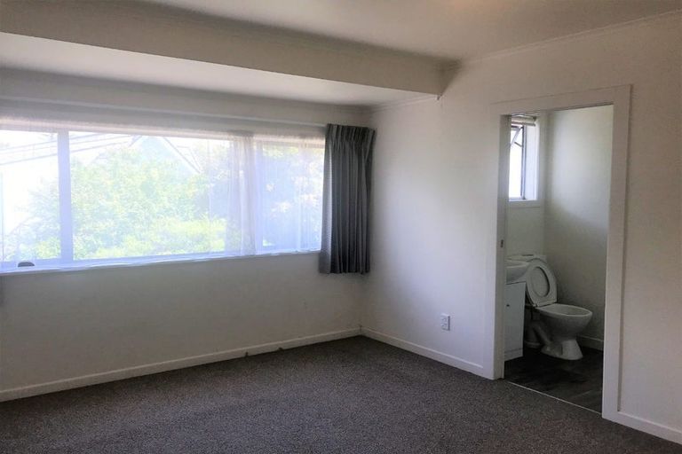 Photo of property in 936 East Coast Road, Northcross, Auckland, 0630