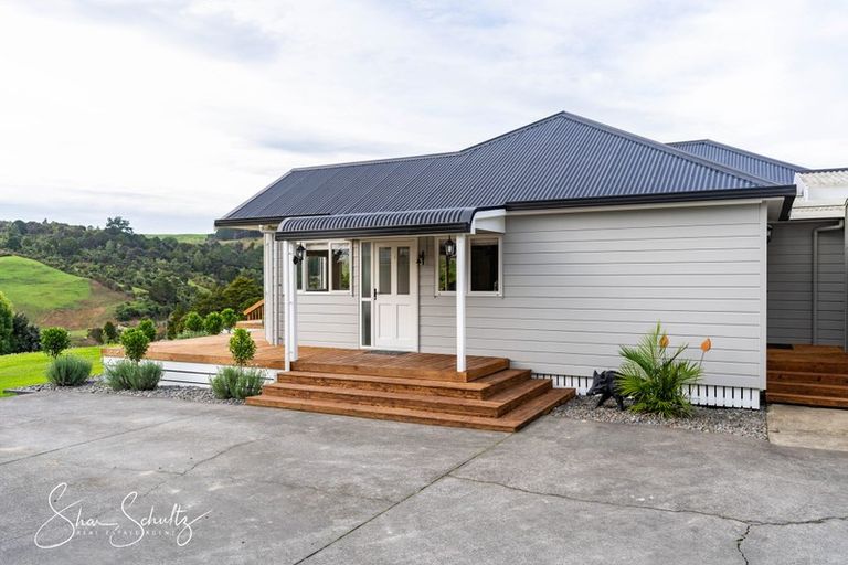 Photo of property in 17 Hook Road, Paparoa, 0571