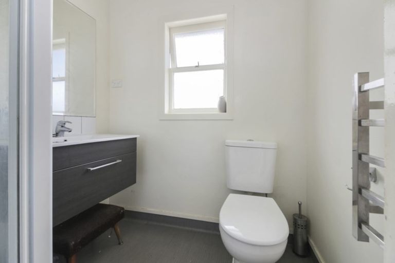 Photo of property in 15 Putini Road, Mangere Bridge, Auckland, 2022