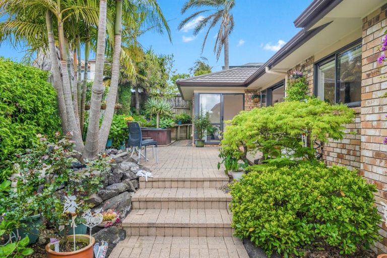 Photo of property in 9 Canonbie Place, East Tamaki Heights, Auckland, 2016