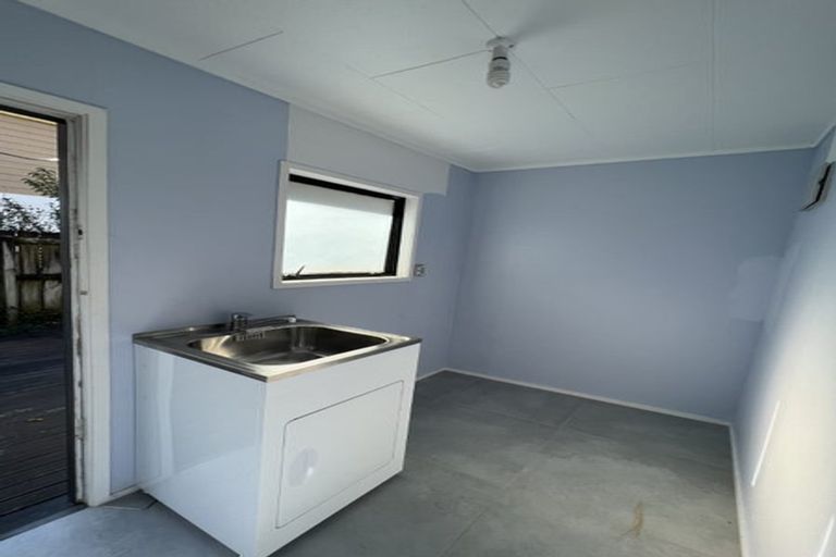 Photo of property in 1/15 Kupari Place, Totara Vale, Auckland, 0629