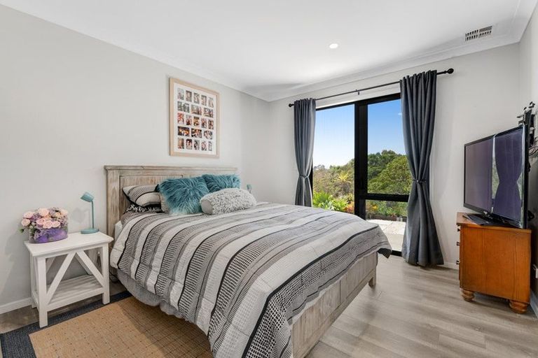Photo of property in 8 Roberts Road, Matakatia, Whangaparaoa, 0930