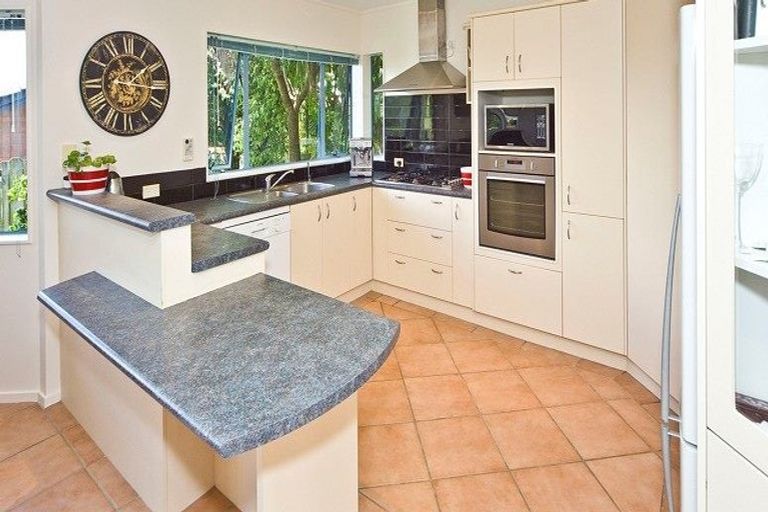 Photo of property in 82 Buscomb Avenue, Henderson, Auckland, 0610