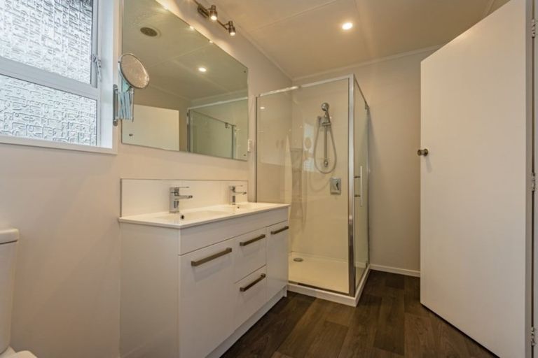 Photo of property in 86 Wikiriwhi Crescent, Awapuni, Palmerston North, 4412