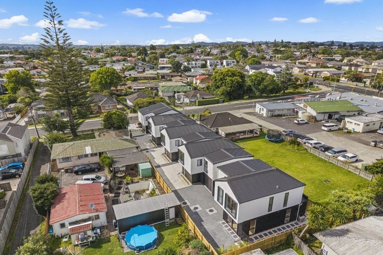 Photo of property in 4 Roberts Road, Matakatia, Whangaparaoa, 0930