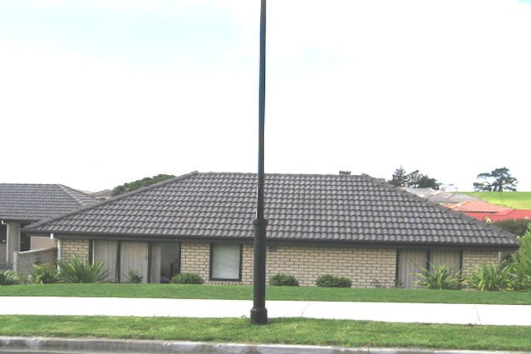 Photo of property in 18 Regents Park Place, Westgate, Auckland, 0614