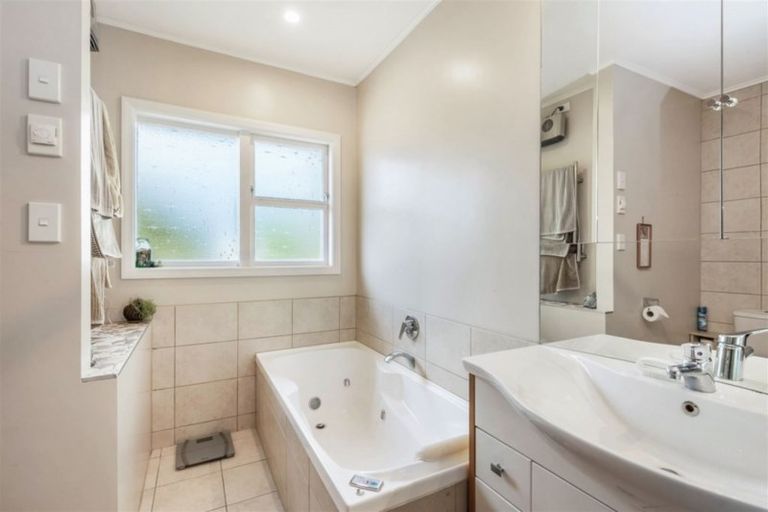 Photo of property in 99 Lake Crescent, Hamilton Lake, Hamilton, 3204