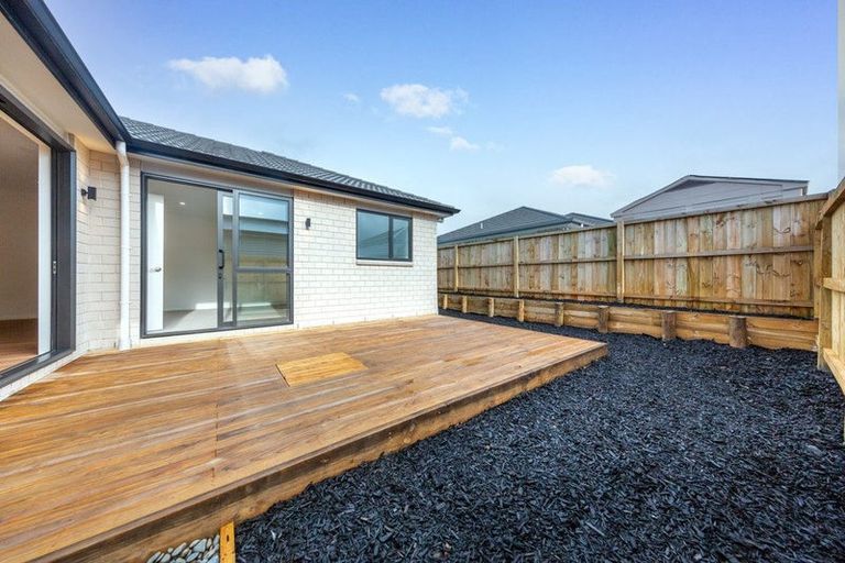 Photo of property in 17 Cara Avenue, Kumeu, 0810